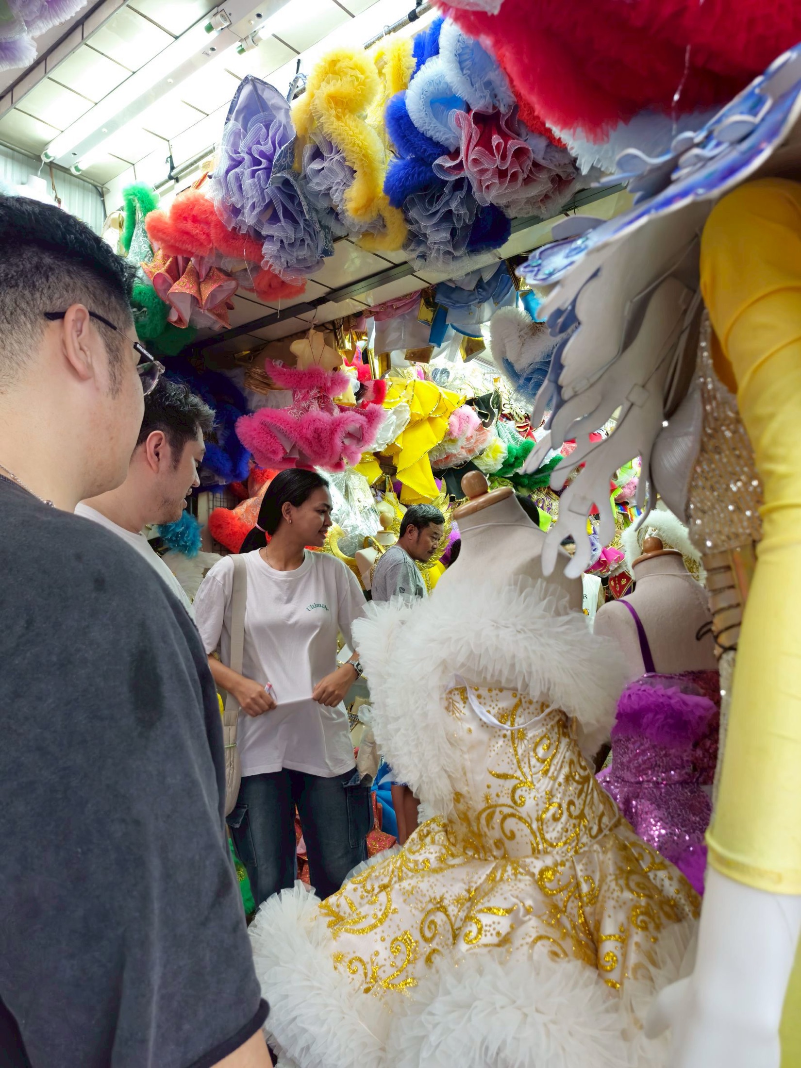 การสำรวจวัสดุเครื่องแต่งกายและห่วงโซ่อุปทานสร้างสรรค์ในพื้นที่